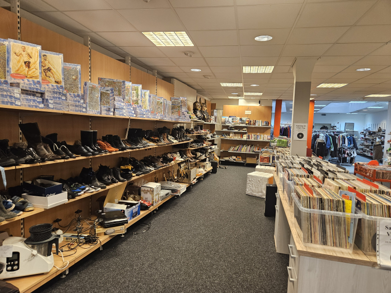 Schuhregal und Plattentisch